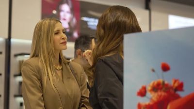 yt1s_com_-_Natalia_Oreiro_de_los_looks_de_red_carpet_a_la_comodidad_del_campo_En_casa_ando_descalza_12.JPG