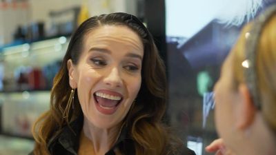 yt1s_com_-_Natalia_Oreiro_de_los_looks_de_red_carpet_a_la_comodidad_del_campo_En_casa_ando_descalza_21.JPG